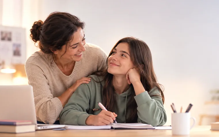 Anne ve kızı baskı kurmadan, sohbet ederek çalışıyor